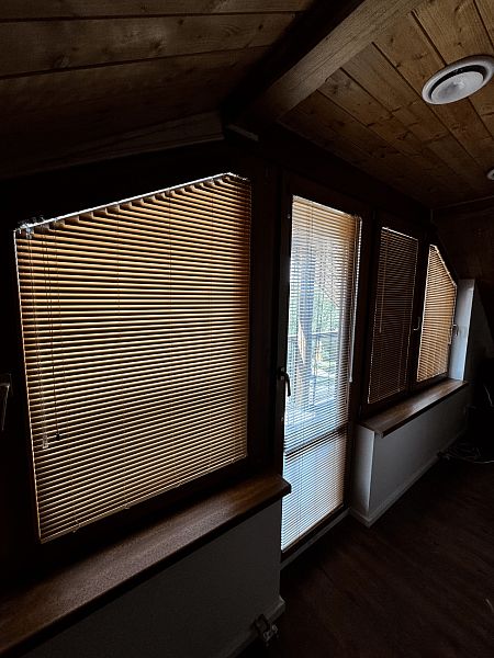 Montáž vnitřních látkových rolet do střešních oken apartmánu v Kutné Hoře