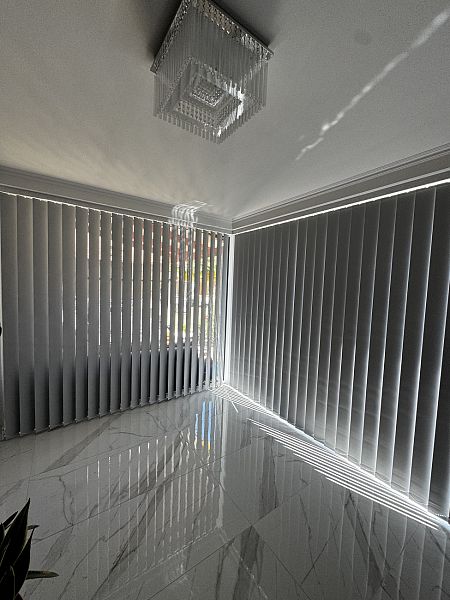 Montáž vnitřních a venkovních rolet