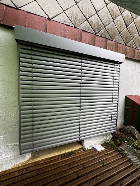 Montáž vnitřních a venkovních rolet