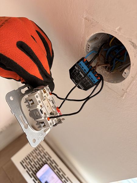 Výměna relé u elektrické screenové rolety na Žižkově