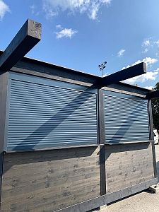 Instalace venkovních rolet na stánek s občerstvením v Praze 5