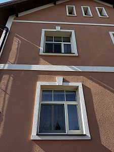 Montáž odsazených okenních a dveřních sítí proti hmyzu u Mnichova Hradiště
