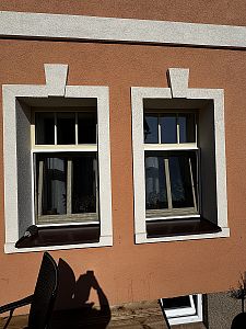 Montáž odsazených okenních a dveřních sítí proti hmyzu u Mnichova Hradiště