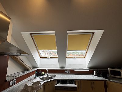 Montáž vnitřních látkových rolet do střešních oken apartmánu v Kutné Hoře