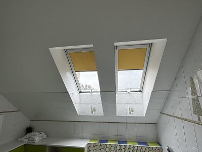 Montáž vnitřních látkových rolet do střešních oken apartmánu v Kutné Hoře