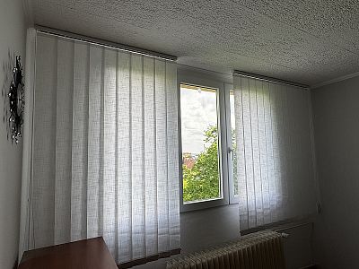 Montáž vnitřních vertikálních žaluzií v Kolíně