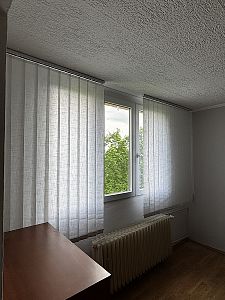 Montáž vnitřních vertikálních žaluzií v Kolíně