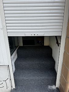 Výměna pancíře na zámek u venkovní dveřní rolety v Praze Vršovicích