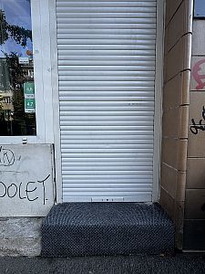 Výměna pancíře na zámek u venkovní dveřní rolety v Praze Vršovicích