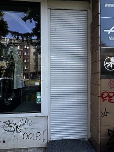 Výměna pancíře na zámek u venkovní dveřní rolety v Praze Vršovicích