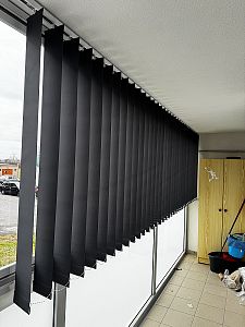 Zastínění zasklené lodžie vertikální žaluzií v Nymburce